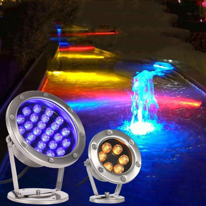 Warmweißes LED Unterwasserlicht in einem Pool, schafft stimmungsvolle Garten- und Landschaftsbeleuchtung.