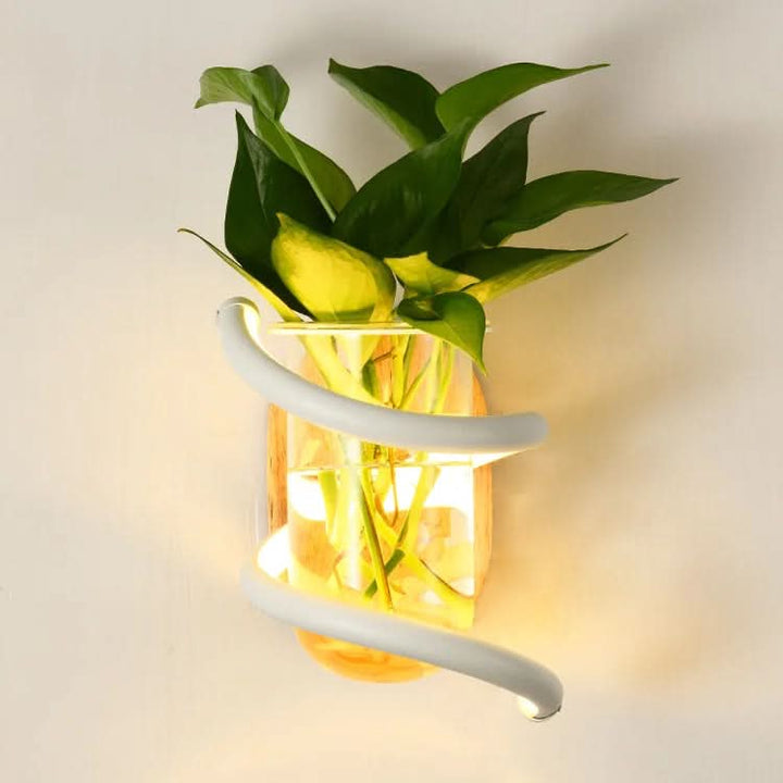 LED-Wandleuchte aus Holz mit integrierter Vase, modernes, nordisches Design für stilvolle Innenbeleuchtung.