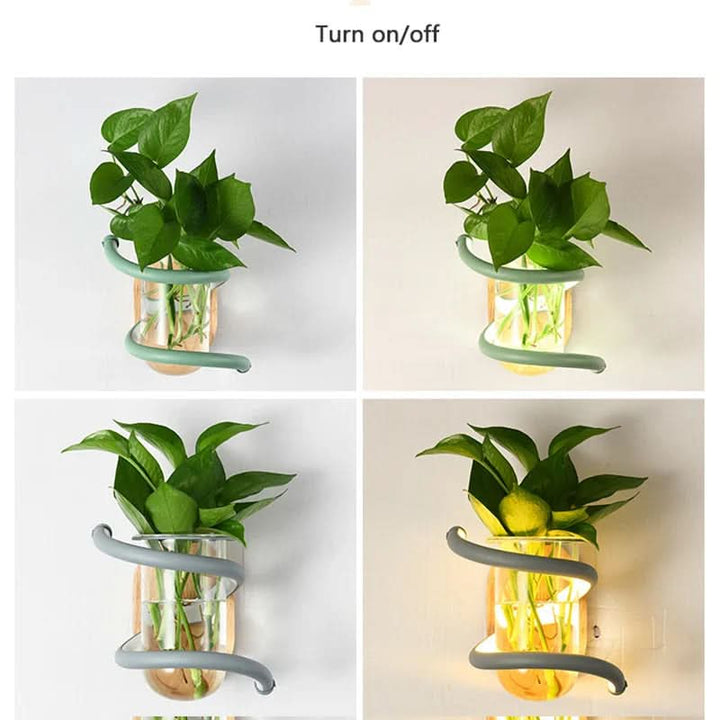 Detailaufnahme der LED-Wandleuchte aus Holz mit integrierter Vase, zeigt natürliche Maserung und warmes Licht.