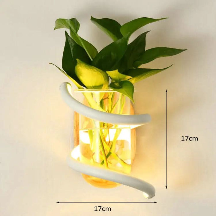 Vielseitige Holz-Wandleuchte mit LED-Beleuchtung und Vase, schafft einladendes Ambiente im Schlafzimmer.