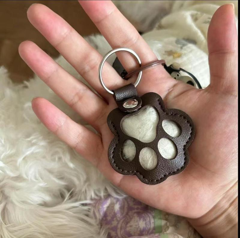 Detailreicher Pfoten-Anhänger als Gedenkgeschenk für Haustier Abschied.