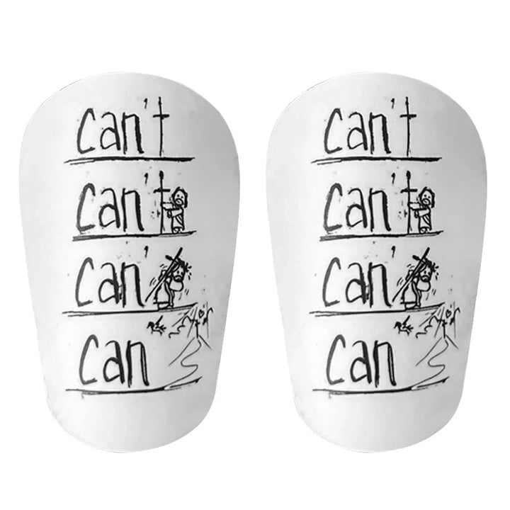 Moderne Fußball Schienbeinschoner (schwarz-weiß) mit Polsterung & rutschfestem Design für sicheren Halt.