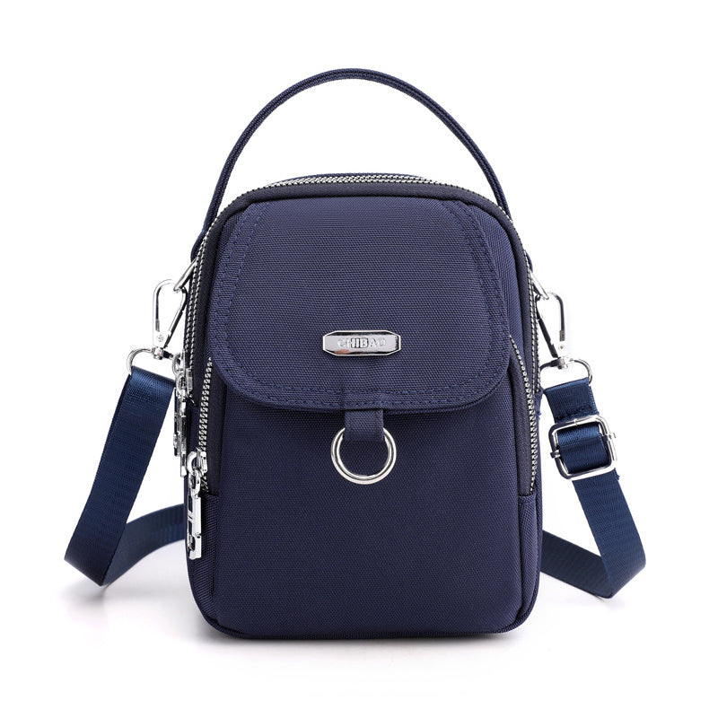 Schicke Nylontasche für Frauen, leicht und wasserabweisend, vielseitig einsetzbar.