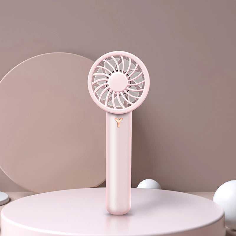 Ultrakompakter USB-Tischventilator, leise im Betrieb und einfach klappbar. Ideal für Reisen und kleine Räume.