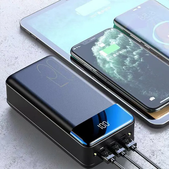 Moderne Powerbank 50.000 mAh mit USB-C und mehreren Ausgängen zum schnellen Laden verschiedener Geräte.
