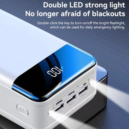 Handliche Powerbank 50.000 mAh lädt ein Smartphone schnell auf, perfekte Energielösung für unterwegs.