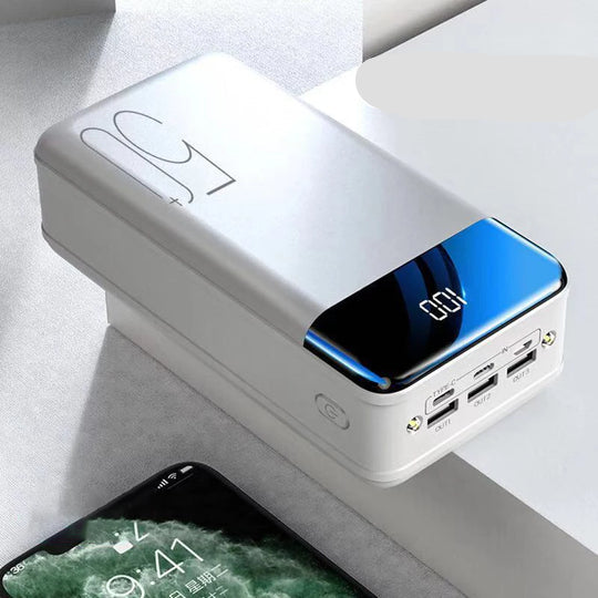 Ultrakapazitive 50.000 mAh Akku-Powerbank für multiple Geräte, liefert stets volle Energie für alle Gadgets.