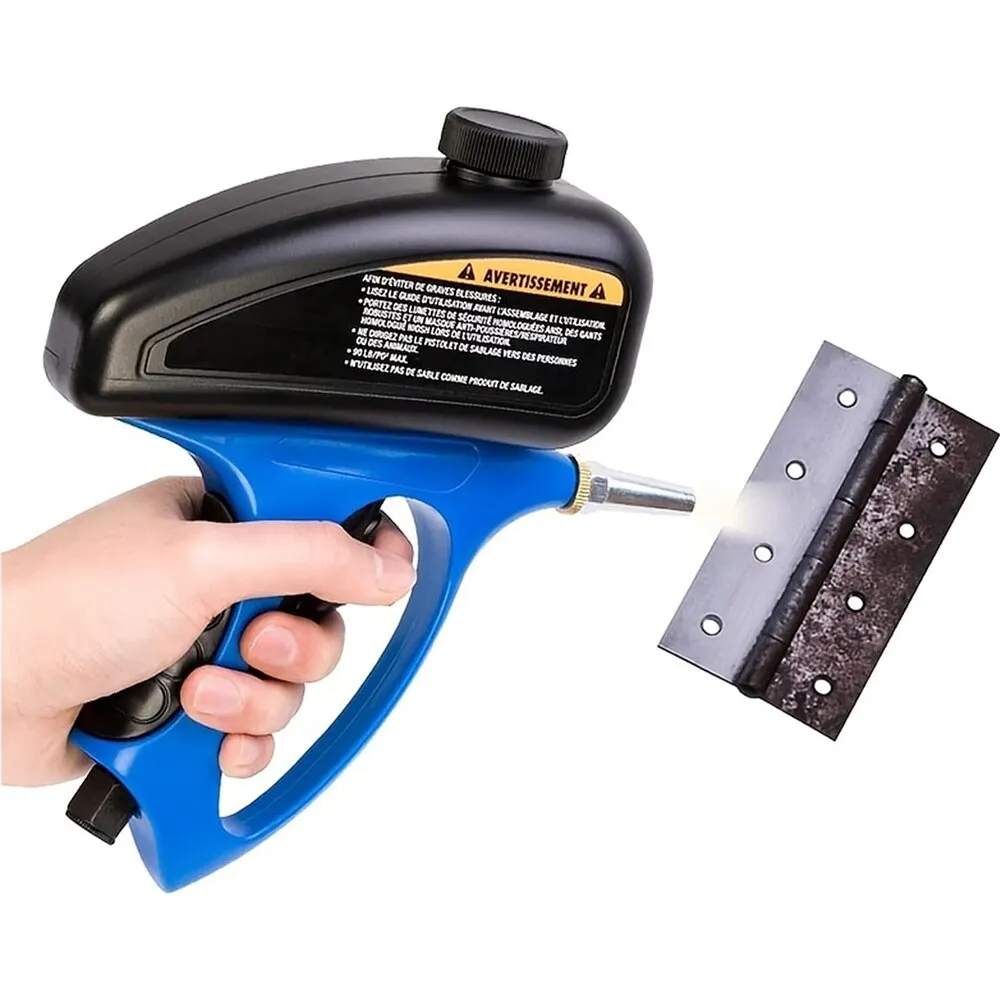 Leistungsstarke Sandstrahlpistole für effektive Rostentfernung und Oberflächenreinigung an Metall.