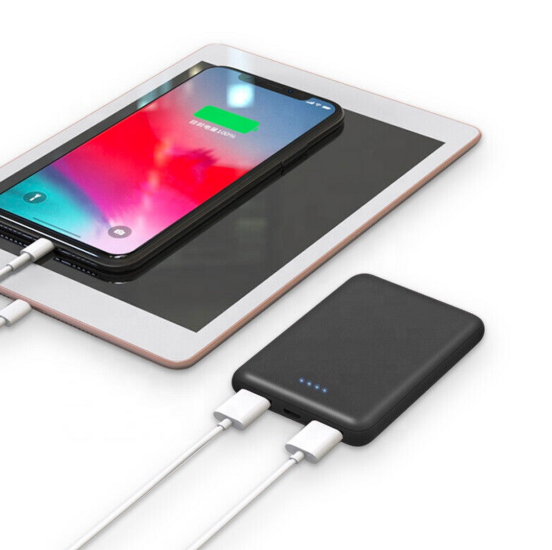 Kompakte mobile Powerbank mit hoher Kapazität, universelles USB-Ladegerät für Smartphone, Tablet und Outdoor-Abenteuer.