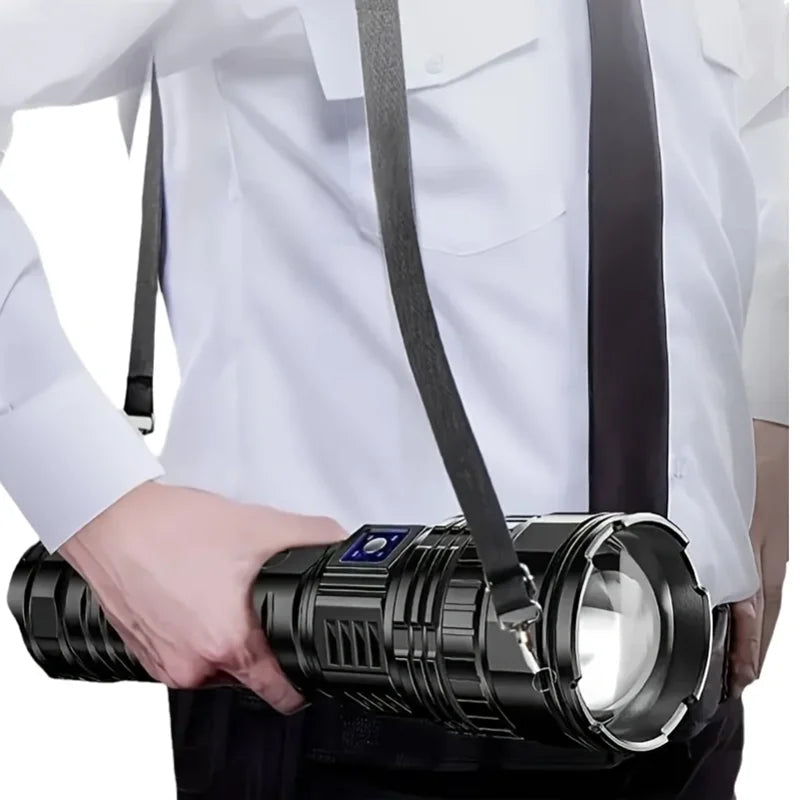 Leistungsstarke wiederaufladbare 10000 Lumen LED-Taschenlampe "Striker" aus Aluminium für Outdoor & Notfälle.