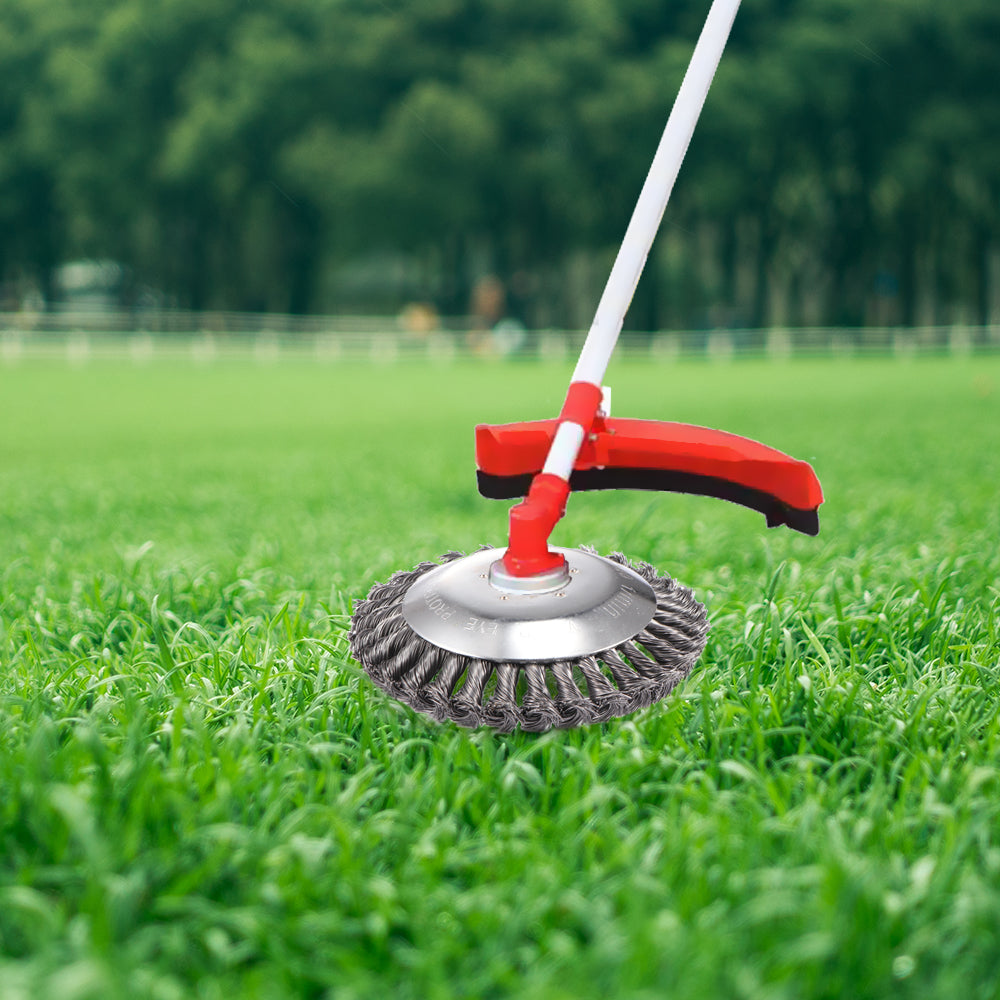 Detailansicht des leistungsstarken Elektromotors eines Rasenmähers, optimiert für Gartenarbeit.