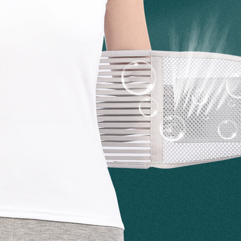 Person trägt SpineGuard Flex Lendenstütze im Alltag. Unterstützt den Rücken, korrigiert Haltung & lindert Schmerzen.