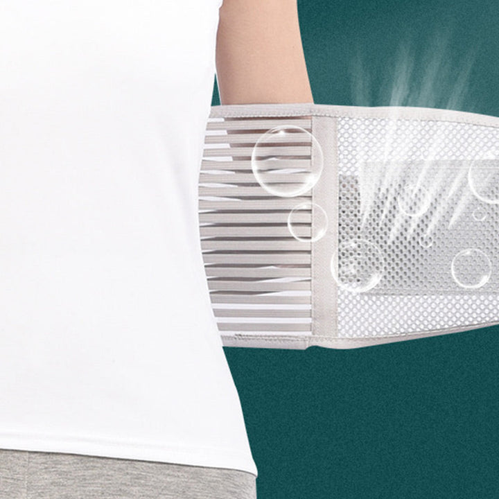 Person trägt SpineGuard Flex Lendenstütze im Alltag. Unterstützt den Rücken, korrigiert Haltung & lindert Schmerzen.