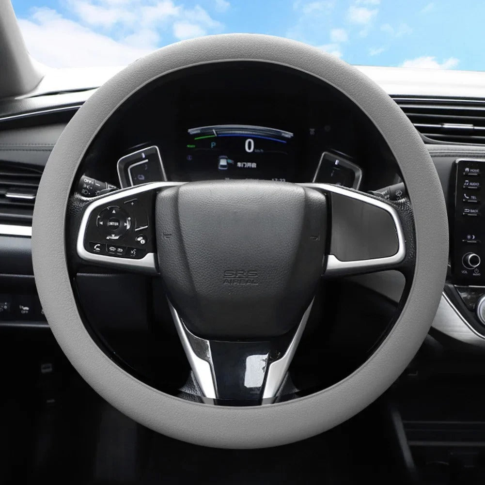 Edle Lenkradabdeckung für ein luxuriöses Fahrgefühl, bietet Schutz & Griffigkeit im Auto.