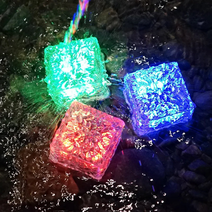 Leuchtende Bade Würfel im Wasser der Badewanne, erzeugen magische Lichter & viel Badespaß für Kinder.
