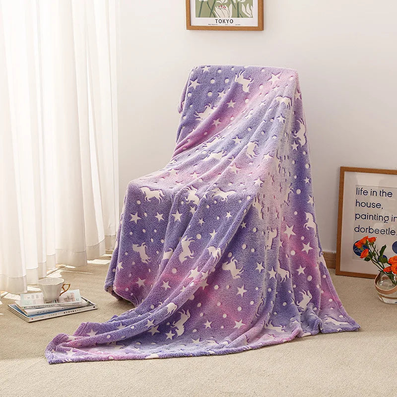 Spielerische Einhorn-Kuscheldecke mit magisch leuchtenden Sternen & Herzen; weich und warm für Kinder.