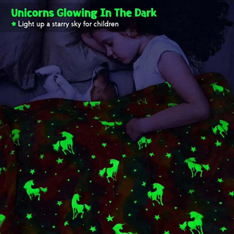 Weiche Plüschdecke Einhorn mit leuchtenden Sternen & Herzen; gemütliche glow in the dark Decke für Kinder.