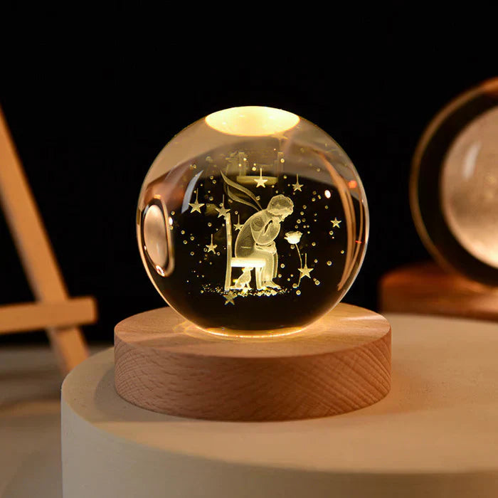 Moderne Dekoration: Kristallkugel mit innovativer 3D-Universum-Gravur und stimmungsvollem LED-Licht.