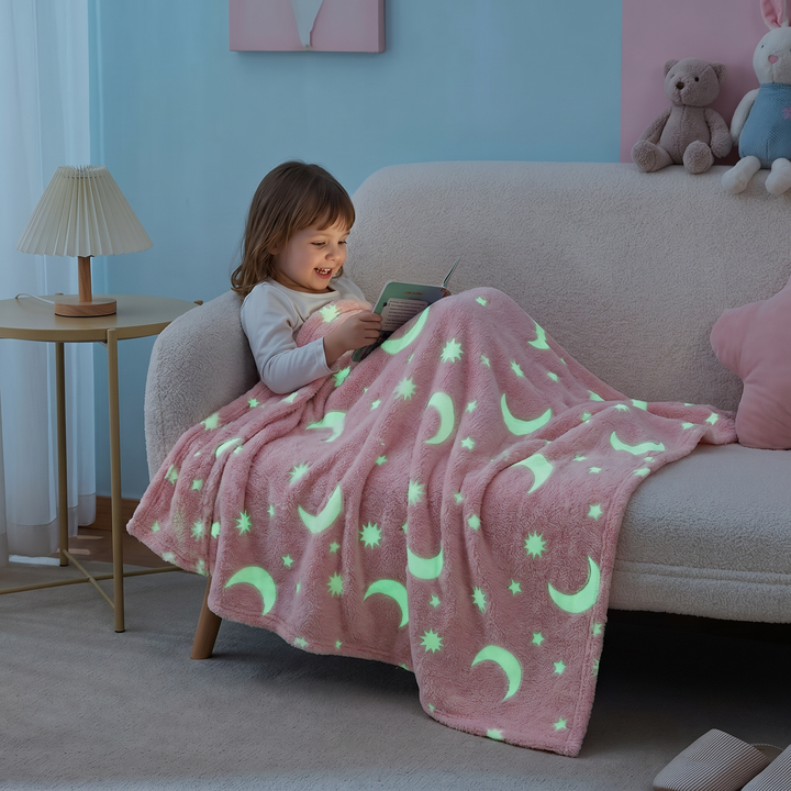Leuchtende Kuscheldecke mit Sternen und Mond, schafft magischen Sternenhimmel im Kinderzimmer, grau-rosa.
