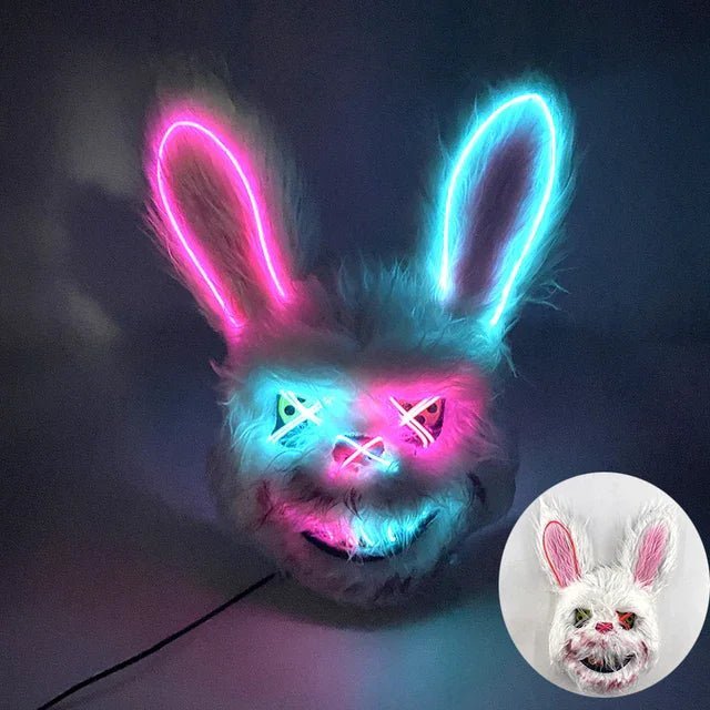 Frau mit leuchtender LED-Purge-Maske bei einem Festival; trendiges Unisex-Kostüm für Rave & Party.