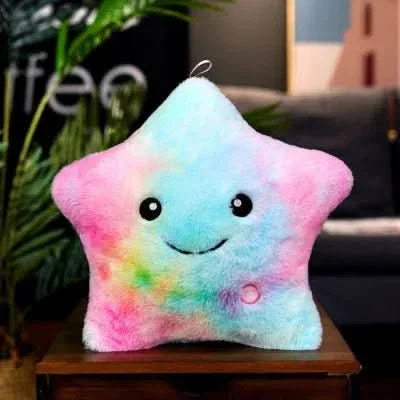 Detailansicht: Leuchtender Plüsch Kuschelstern. Sanftes LED Nachtlicht für ruhige Nächte im Kinderzimmer.