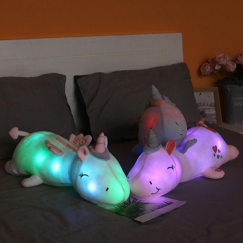 Süßes Einhorn Kuscheltier mit sanft leuchtenden Regenbogen-LEDs, ideales Nachtlicht für kleine Mädchen.