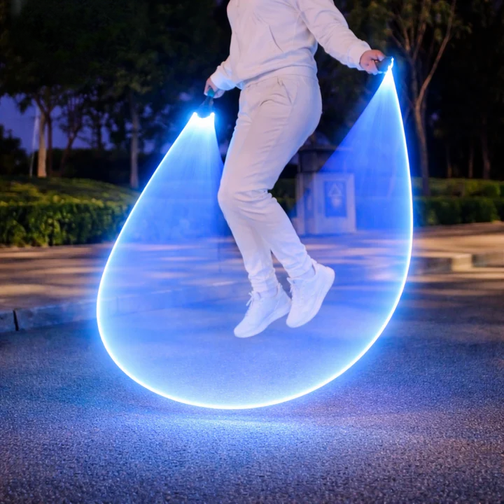 Kind spielt begeistert mit dem leuchtenden LED-Springseil. Spaß, Sport & Fitness für Jungen und Mädchen.