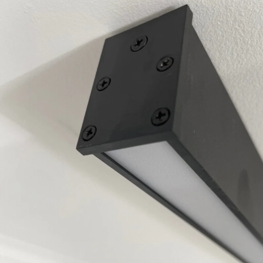 Stratum Deckenlampe: Industrieller Stil, Lineare LED-Technik, dimmbar für vielseitige Raumnutzung.