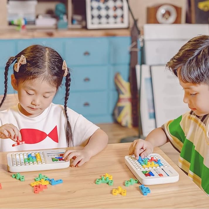 Tragbares Logikpuzzle Denkspiel für Kinder, ideal als Reisebegleiter zur Problemlösung.
