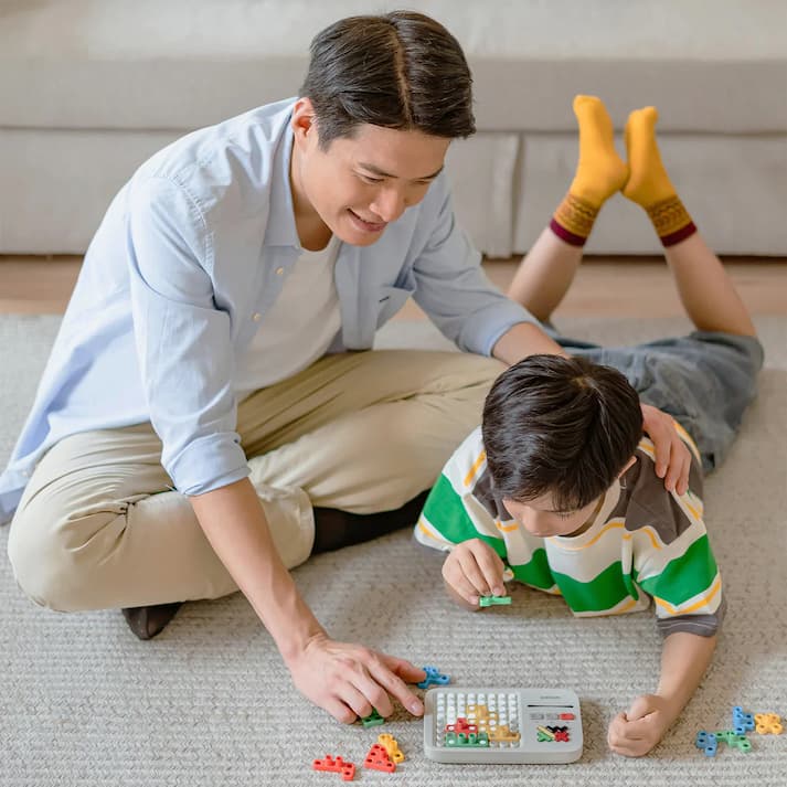 Pädagogisches Logik Lernspiel für Kinder ab 6 Jahren, zur Förderung von Fokus und Denkfähigkeit.