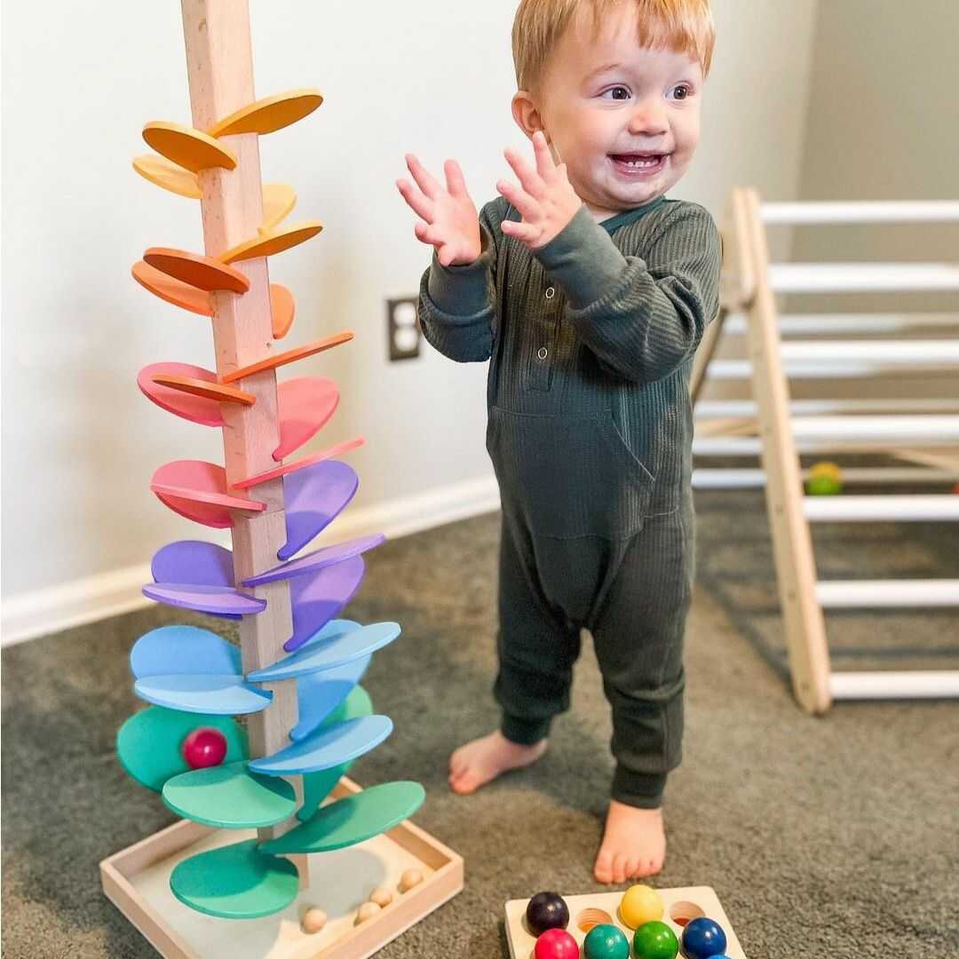 Luca Regenbogen-Murmelturm aus Holz, ein farbenfroher Klangbaum für Kinder. Spielspaß & Klang für Kleinkinder.