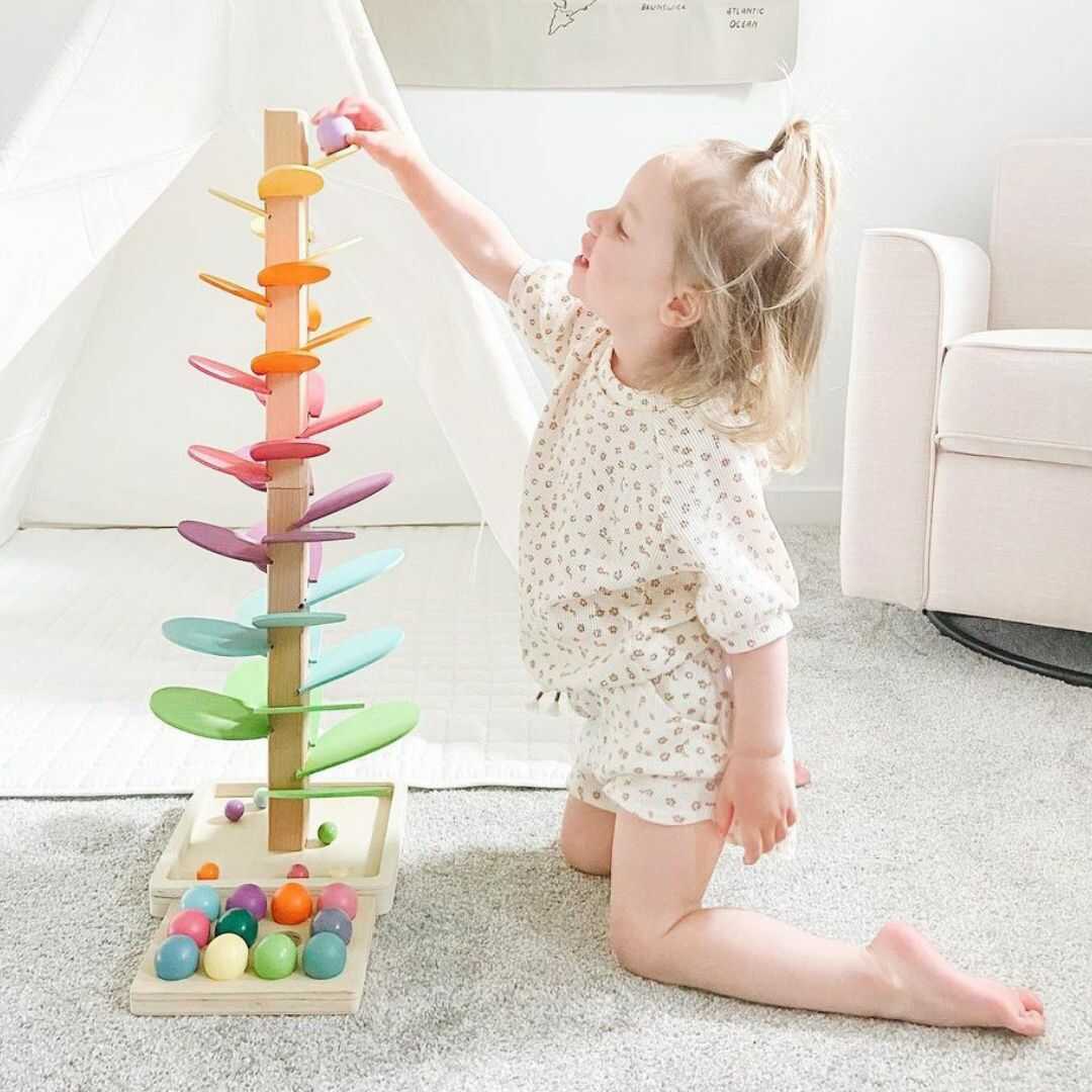 Pädagogischer Luca Regenbogen-Murmelturm. Fördert Motorik, auditives Lernen und Konzentration bei Babys & Kleinkindern.