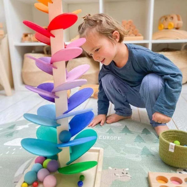 Hochwertiger Regenbogen-Klangbaum aus Holz. Luca Murmelturm mit bunten Bahnen für visuelle & akustische Reize.