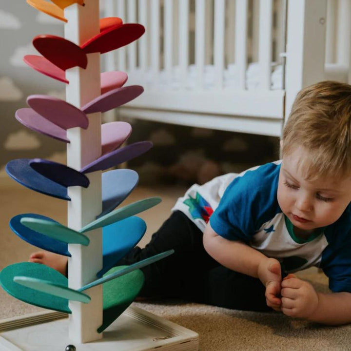 Ideales Holzspielzeug Geschenk: Luca Regenbogen-Murmelturm. Ein farbenfroher Klangbaum, der Babys & Kleinkinder begeistert.