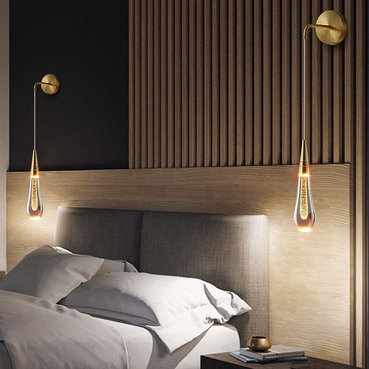 Leuchtende LumeTear LED Teardrop Lampe; sanftes, warmweißes Licht schafft eine gemütliche Beleuchtung.