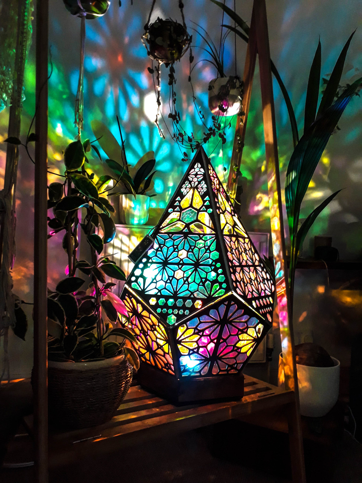 LumiAura LED Tischlampe, Stimmungslicht für Wohn- und Schlafzimmer, erzeugt magisches Sternenlicht.