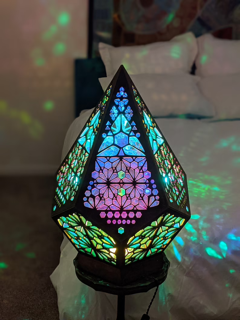 LumiAura LED Lampe mit Sternenlicht, ideale Tischlampe für stimmungsvolle Beleuchtung.