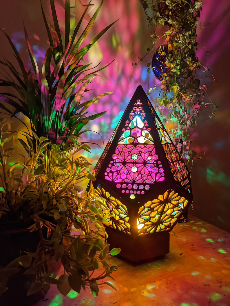LumiAura Bohemian LED Tischlampe, Sternenlicht Dekoration für gemütliche Wohnzimmeratmosphäre.