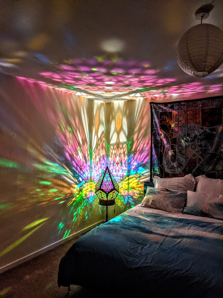 LumiAura Nachttischlampe mit LED Sternenlicht, ideales Stimmungslicht für Schlafzimmer.