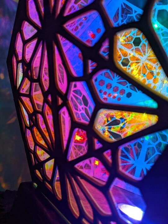 Detailansicht der LumiAura LED Tischlampe, das Sternenlicht erhellt sanft den Raum.
