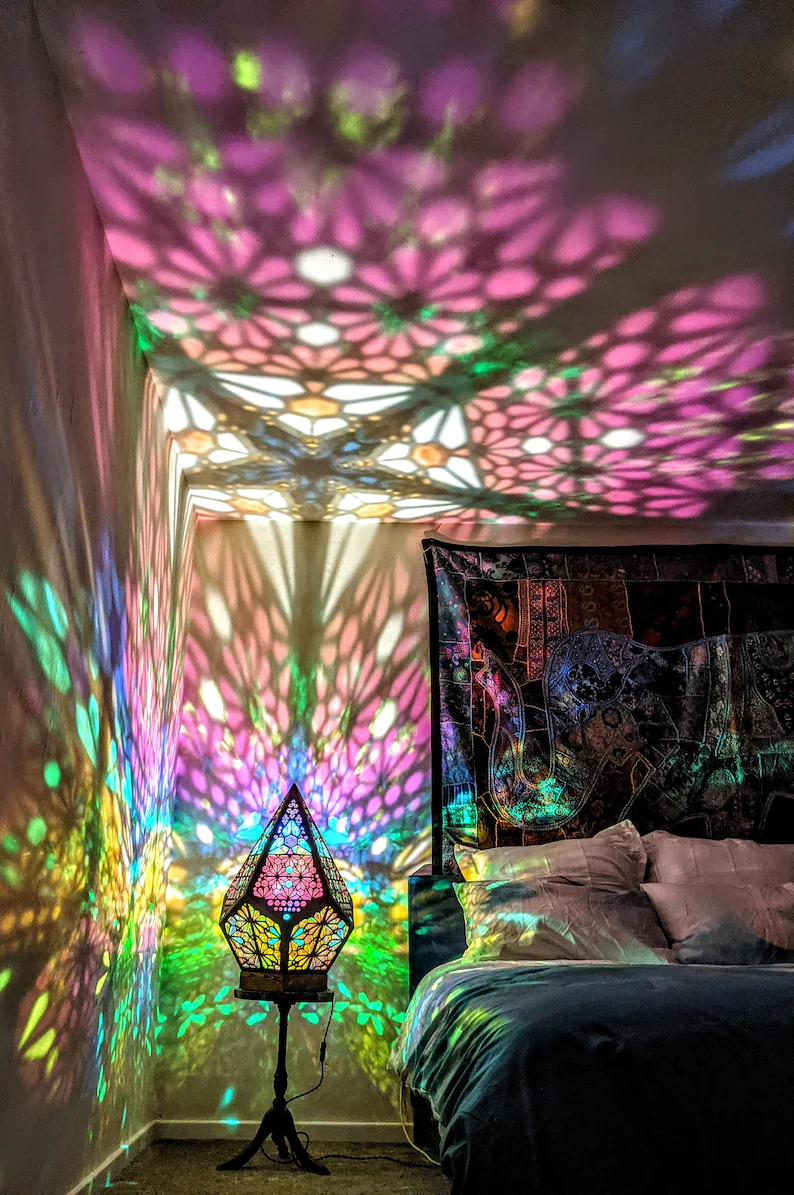 LumiAura Nachttischlampe im Schlafzimmer, spendet beruhigendes Sternenlicht.