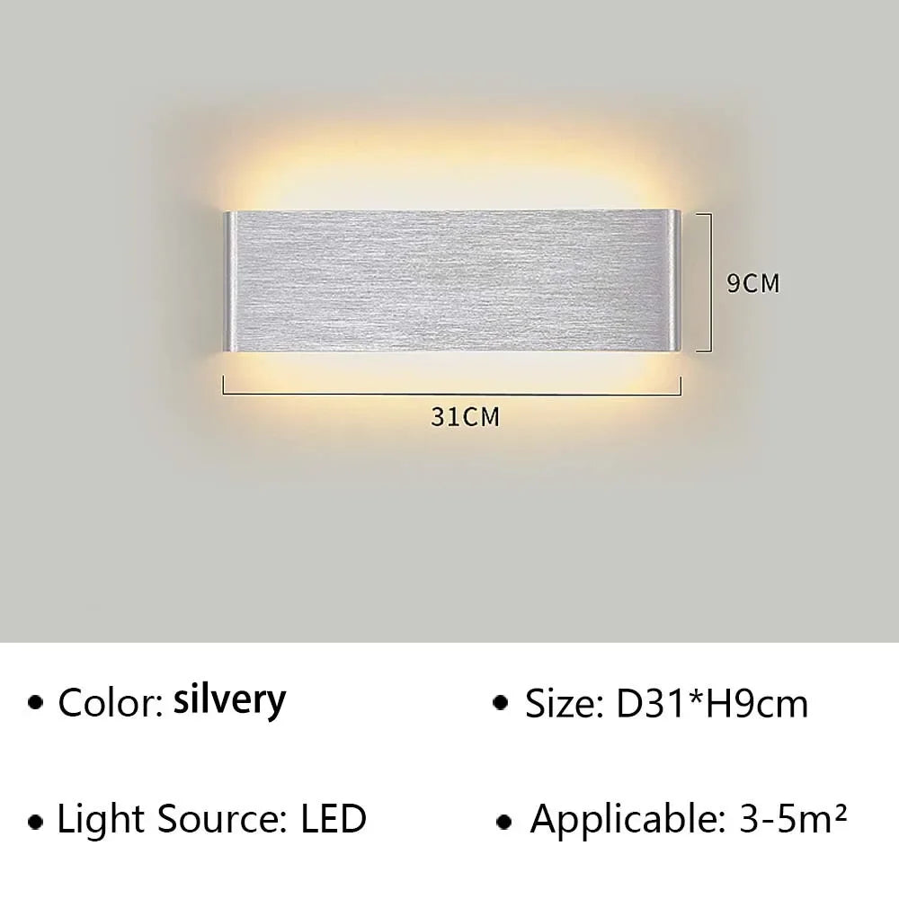 LumiEra LED-Wandleuchte im modernen Bad. Stilvolle Akzentbeleuchtung für entspannende Atmosphäre.