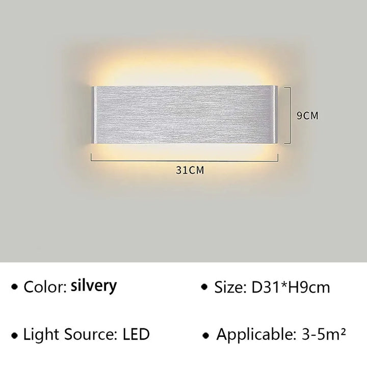 LumiEra LED-Wandleuchte im modernen Bad. Stilvolle Akzentbeleuchtung für entspannende Atmosphäre.
