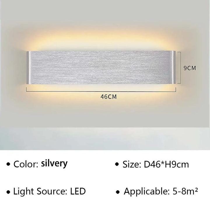 LumiEra LED-Wandleuchte im Schlafzimmer. Sanfte Innenbeleuchtung für gemütliche Stunden. Energieeffizient.