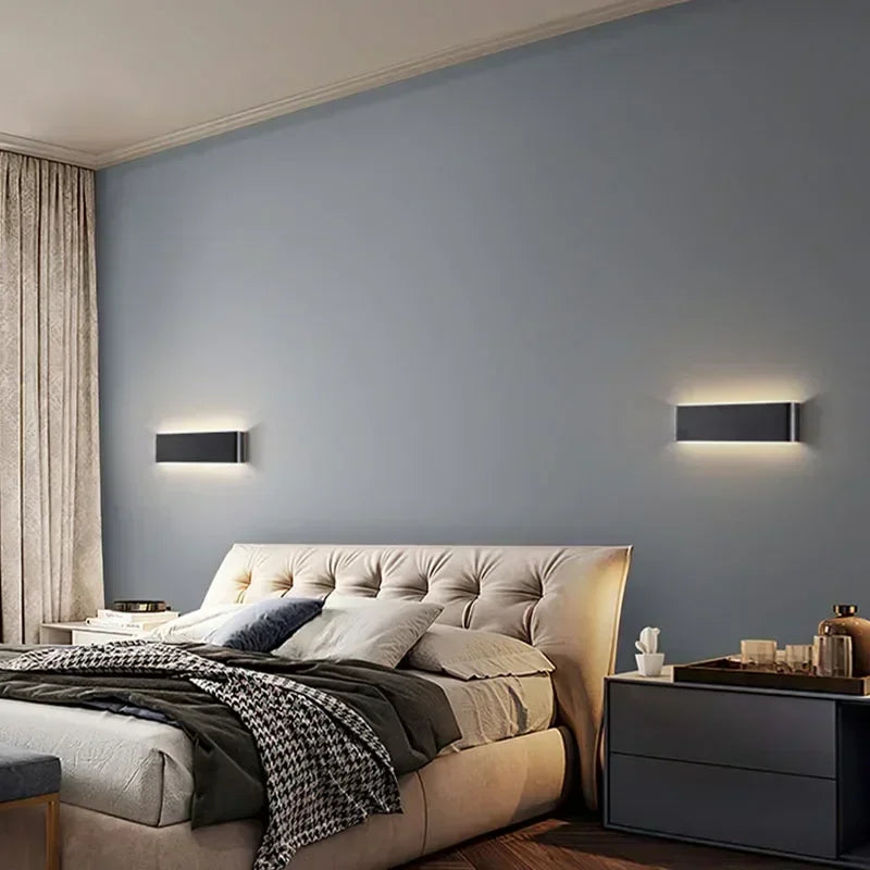Nahaufnahme der modernen LumiEra LED-Wandleuchte. Minimalistisches Design, perfekte Akzentbeleuchtung.