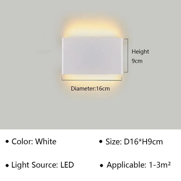 LumiEra LED-Wandleuchte an weisser Wand. Moderne Innenbeleuchtung für Schlaf- oder Wohnzimmer. Stilvoll.