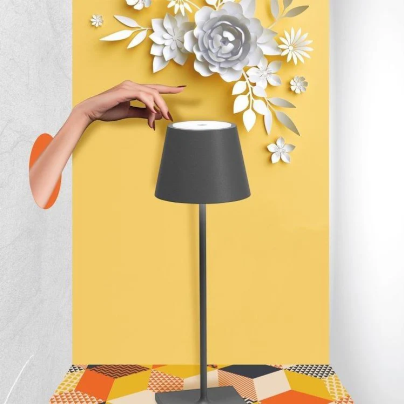 LumiFlex LED-Tischlampe, kabellos & dimmbar, modernes Design für stimmungsvolle Ambientebeleuchtung.