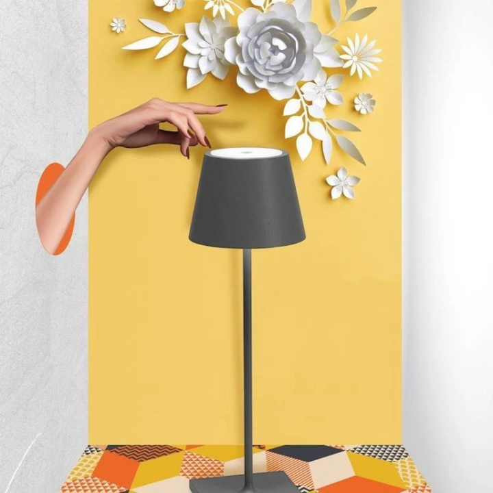 LumiFlex LED-Tischlampe, kabellos & dimmbar, modernes Design für stimmungsvolle Ambientebeleuchtung.