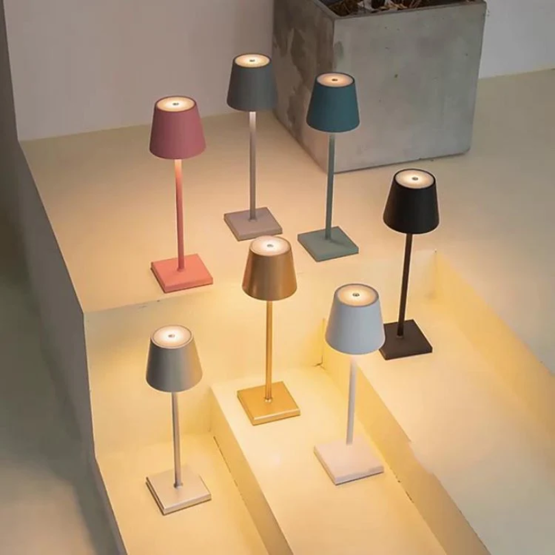 LumiFlex Touch-Lampe: Dimmbare LED-Tischlampe, kabellos, modernes Design für intuitive Bedienung.