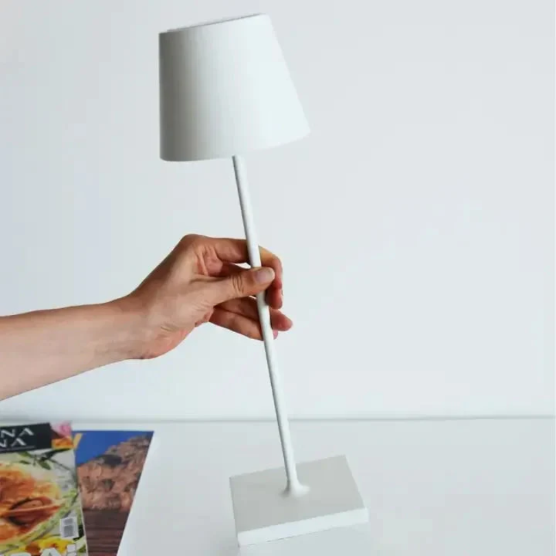 LumiFlex Wohnzimmerlampe: Kabellose LED-Tischleuchte, dimmbar, sorgt für eine warme und einladende Atmosphäre.